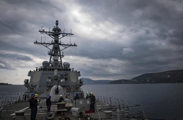 船只在红海面临胡塞武装声称的袭击，官员称一艘美国军舰也在自卫